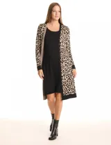 Vestido de tejido de punto marca Nina Leonard, con diseño Twofold que simula un conjunto de vestido negro liso y cárdigan largo con estampado geométrico blanco y negro. Presenta escote redondo y manga larga de corte recto.