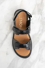 Sandalias negras con textura símil piel de cocodrilo, con ajuste de velcro y suela track.