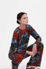 Sweater de lana y cashmere con estampado de paisajes y figuras mitológicas en tonos rojo, azul y negro.