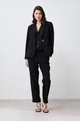 Blazer negro de corte clásico con solapas de muesca, cierre frontal con un botón y bolsillos con solapa.