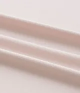 Remera de hombre color rosa claro, corte regular, cuello redondo y mangas cortas. Estampa lettering "Seeking my highs" en el pecho. Confeccionada en tejido de poliamida con tecnología Dry.