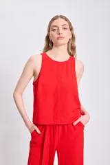Blusa casual sin mangas color rojo.