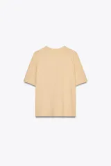 Camiseta color beige de lino con cuello en V y mangas cortas.