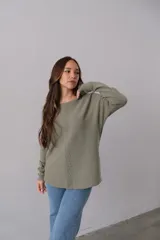 Sweater verde oliva de corte recto y cuello redondo.