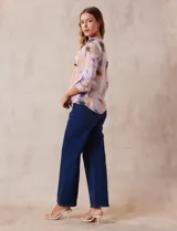 Blusa estampada con cuello a la base, escote en V y botones. Delantera con bolsillo aplicado. Largo de manga regulable con presilla y botón. Terminación anudada opcional.