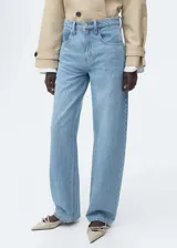 Pantalón de jean celeste de corte recto y tiro alto.