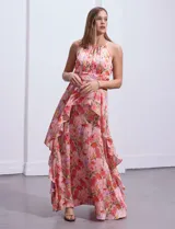 Vestido largo de gasa estampada con flores, escote halter, busto plisado, corte en la cintura con faja plisada, falda delantera con sobrecapa y abertura central en la espalda con cierre invisible.