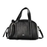 Cartera tipo baúl color negro, confeccionada en poliéster con diseño símil cuero graneado. Cuenta con acceso con cierre, un compartimento principal, un bolsillo interno con cierre, un bolsillo interno abierto y un bolsillo externo con cierre. Incluye correa regulable y asas fijas.