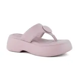 Sandalias de plataforma color lila, con tira ancha sobre el empeine y tira entre los dedos.