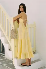 Bolso de mano tipo shopper, tejido con trenzado a contraste de color beige y blanco. Tiene doble asa de hombro y bolsa interior de tela blanca con cierre fruncido.