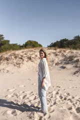 Camisa blanca de broderie con cuello clásico, manga corta y corte holgado.