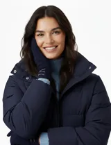 Guantes de tejido suave color azul marino, con un bordado minimalista en hilo claro en el dorso de la mano.