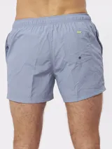 Short de baño color amarillo claro, con cintura elástica y cordón ajustable.