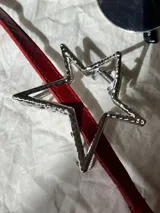 Pinza plateada para el pelo con forma de estrella.