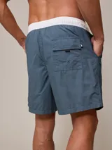 Short de baño azul con cintura elástica blanca y cordón ajustable.