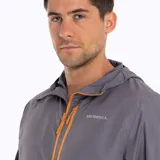 Cortaviento gris con detalles en naranja, ultra liviano, de secado rápido, con capucha y bolsillos internos.