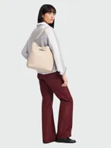 Bolso hobo Longchamp modelo Le Roseau, color beige, con cierre de broche metálico plateado y correa de hombro ajustable.