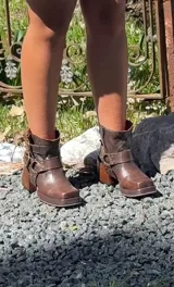 Botas cortas color gris con efecto desgastado, con hebillas doradas y taco cuadrado.