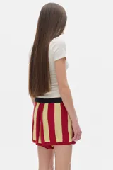 Short de tiro medio, tejido con rayas verticales en rojo y amarillo.