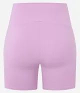 Bermuda deportiva de microfibra pesada color lila, sin estampa y con bolsillos laterales.