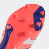 Championes de fútbol Adidas Predator League para terreno firme/multiterreno, color naranja coral con tres franjas blancas y detalles en azul oscuro en el cuello y la suela. Presentan textura 3D y aletas Strikescale en el exterior.