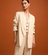 Blazer largo color beige, de viscosa y lino, con cuello solapa, manga larga, bolsillos y forro estampado a rayas.