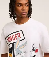 Remera blanca de algodón con estampado de Bugs Bunny, Pato Lucas y Silvestre.