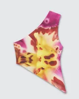 Top asimétrico con estampado floral en tonos rojos, amarillos y blancos. Forrado en doble tela opaca.