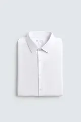 Camisa blanca de manga larga, corte slim fit, con cuello italiano y cierre frontal de botonadura. Presenta un patrón de rayas verticales muy finas y sutiles.