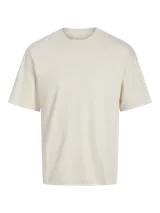 Camiseta básica color beige de manga corta, cuello redondo y corte holgado.