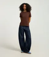 Blusa básica de algodón color tostado, de manga corta con dobladillo y nudo frontal.