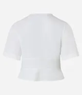 Blusa blanca de crepé con escote en V sobrepuesto, mangas cortas y recorte en la cintura con aspecto de volado.