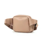 Riñonera color beige con diseño acolchado en forma de rombos. Tiene correa ajustable con hebilla y cierre superior.