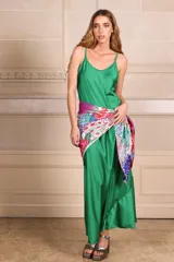 Vestido largo negro de breteles finos y escote en V.