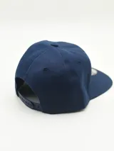 Gorro gris con visera plana y bordado frontal con la palabra "Brooklyn" en blanco.