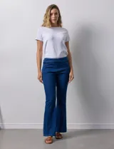 Jegging azul oscuro marca Zac & Rachel con pretina elastizada, bolsillos delanteros y traseros, y terminación bootcut.
