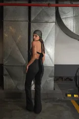 Top negro de encaje con cuello halter, espalda descubierta y flecos en el ruedo.