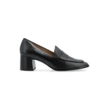 Zapato marrón de cuero con taco cuadrado de madera y detalle de cuero texturizado en la parte delantera.