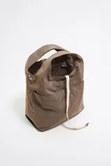 Bolso de mano negro de nailon con estructura blanda, doble asa de mano y asa de tejido regulable. Cuenta con logo metálico BIMBA Y LOLA, acabados metálicos, bolsillo interior, cierre de cordón e interior con etiqueta de tejido.