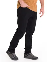 Pantalón de jean de calce slim, color celeste claro, con cinco bolsillos y logo CAT en la parte trasera.