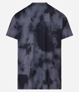 Remera deportiva negra con estampado manchado en gris y lettering en el pecho. Confeccionada en tejido dry de poliéster y elastano, con cuello redondo y mangas cortas.