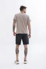 Remera de manga corta color verde azulado con cuello redondo y estampado frontal con el texto "UH3" en blanco.