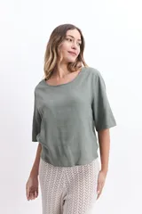 Blusa color ladrillo de algodón con mangas 3/4, escote redondo y corte amplio.