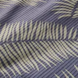 Camisa de manga corta azul con estampado de hojas color crema.