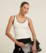 Musculosa blanca de rib de viscosa con breteles medianos, escote en U y detalle de bies contrastante en negro.