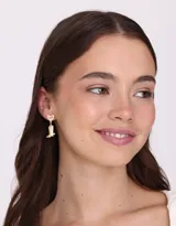 Aros colgantes cortos con dije de bota y corazón de metal dorado.