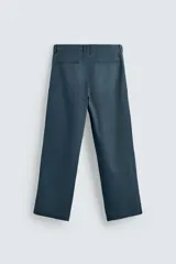 Pantalón relaxed fit color azul petróleo confeccionado en tejido de algodón. Cuenta con bolsillos frontales, bolsillo cerillero y bolsillos traseros de doble vivo. Presenta lavado con efecto rotos. Cierre frontal con cremallera y botón.