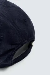 Gorra azul marino de algodón con visera y ajuste trasero.