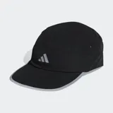 Gorro de running Adidas, color negro, con paneles de malla para ventilación y visera plana que se puede voltear. Presenta el logo de Adidas reflectante en el frente y cierre elástico ajustable en la parte trasera con abertura oculta para el cabello.