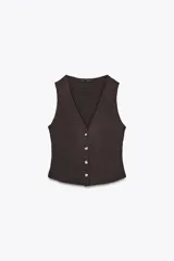 Top chaleco marrón con textura, escote en pico, sin mangas y cierre frontal con botones.
